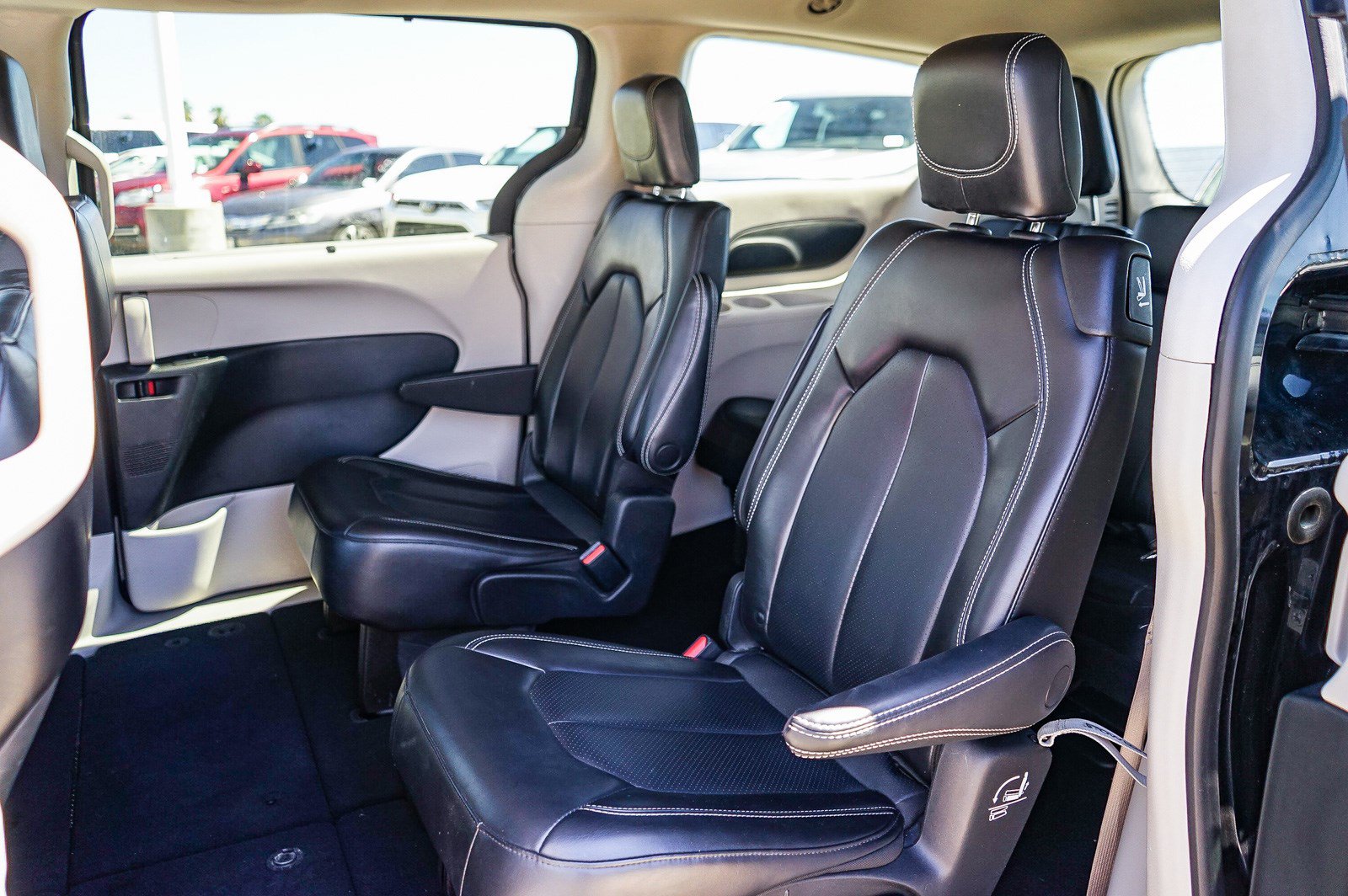 Used 2023 Chrysler Pacifica Touring-L FWD image 18