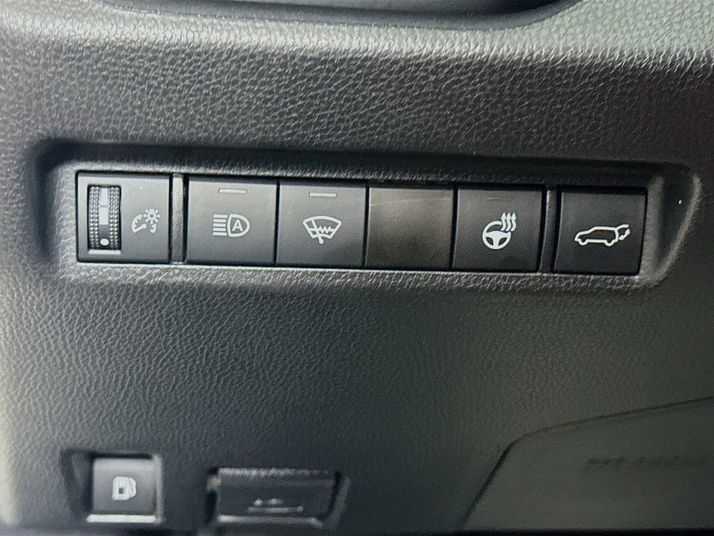 Used 2022 Toyota RAV4 SE image 10