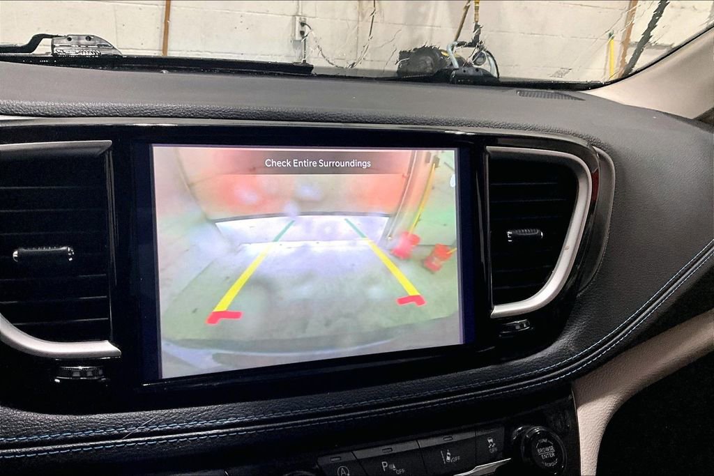 Used 2021 Chrysler Pacifica Touring-L image 13