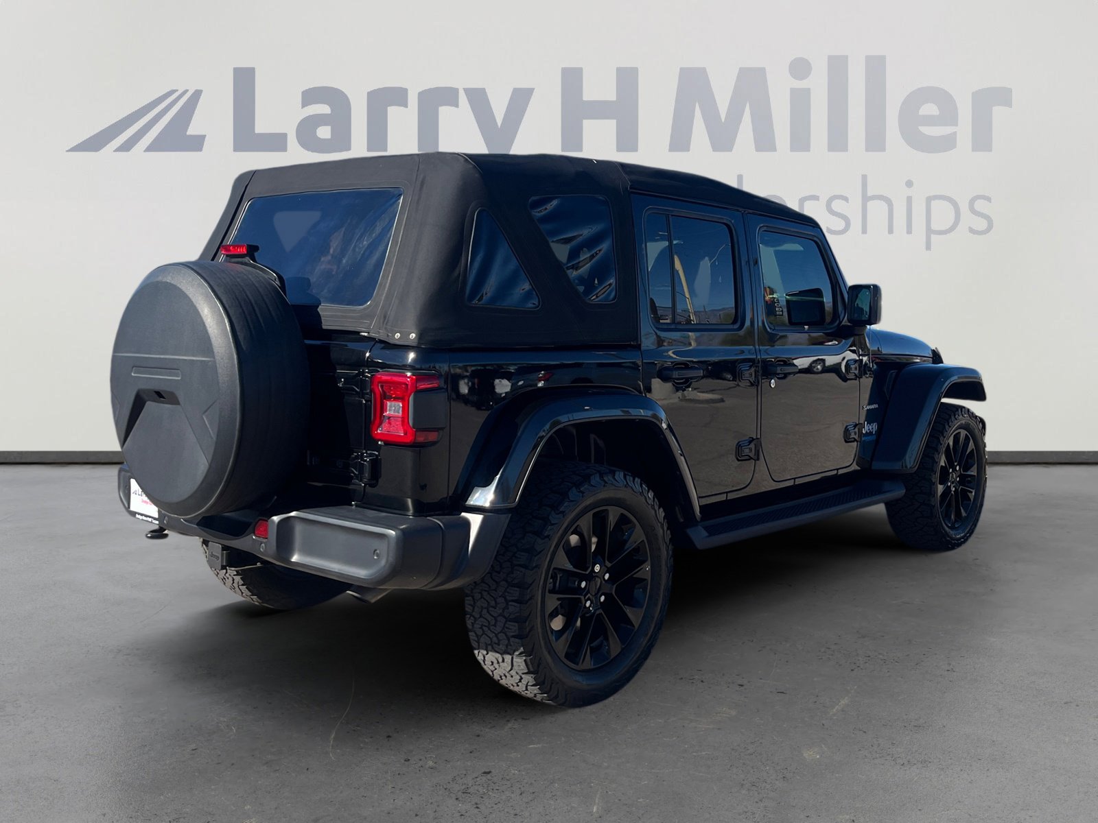 Used 2021 Jeep Wrangler Unlimited Sahara w/ Safety Group image 5