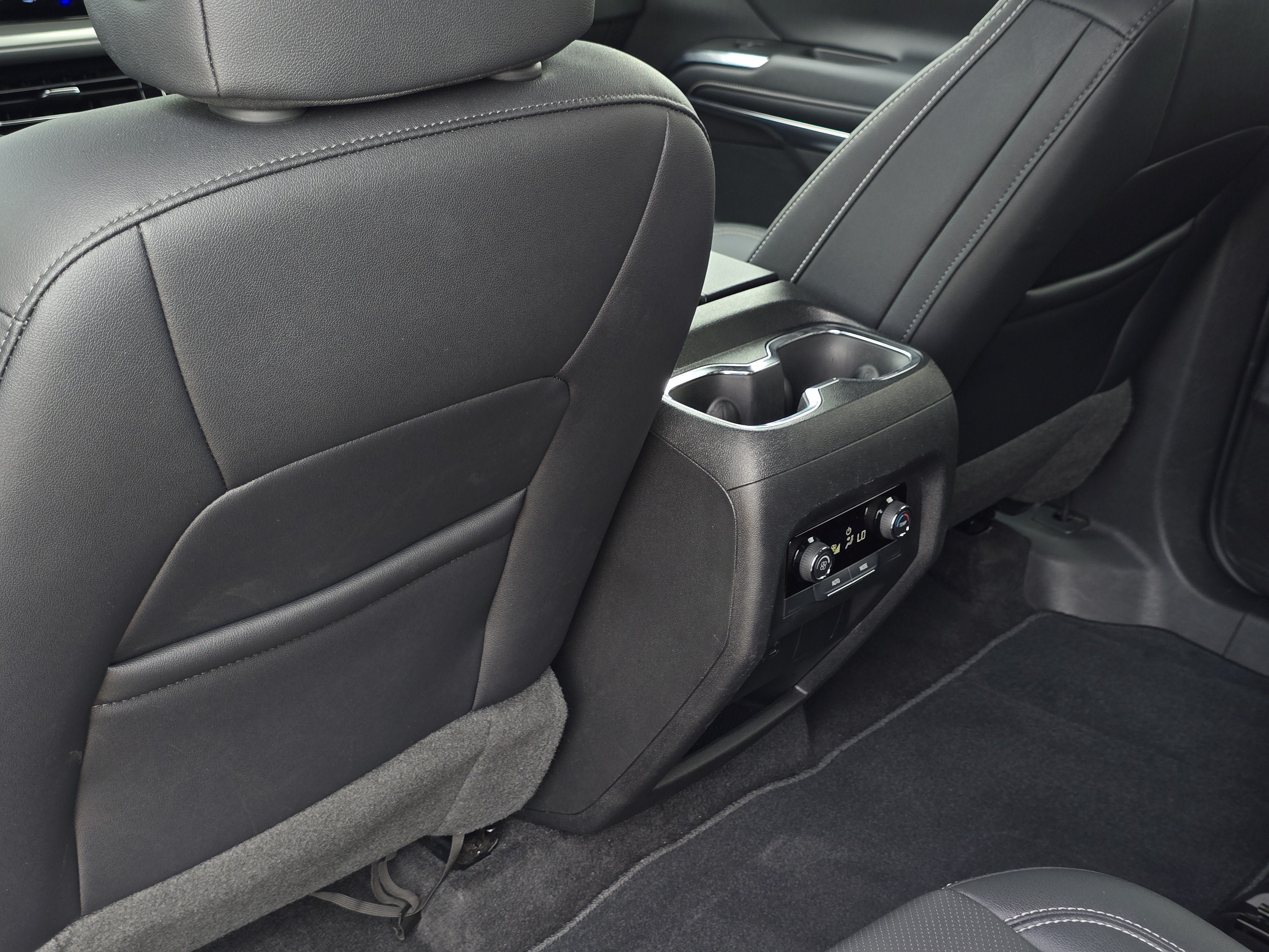 Used 2025 Chevrolet Traverse LT FWD image 27