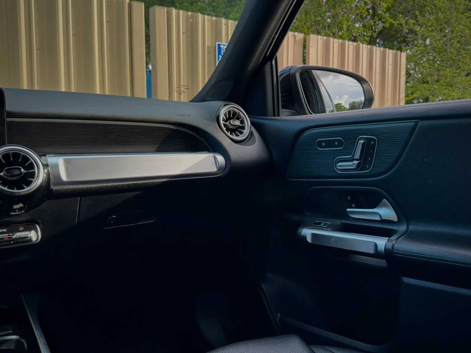 Used 2022 Mercedes-Benz GLB 250 w/ Premium Package image 17