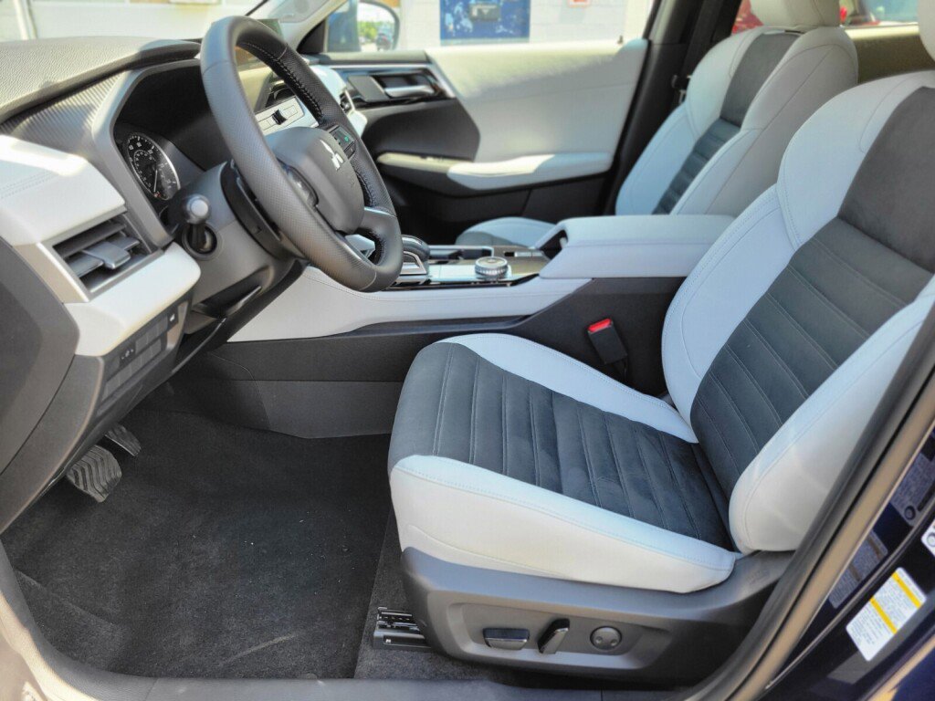 New 2025 Mitsubishi Outlander SE image 18