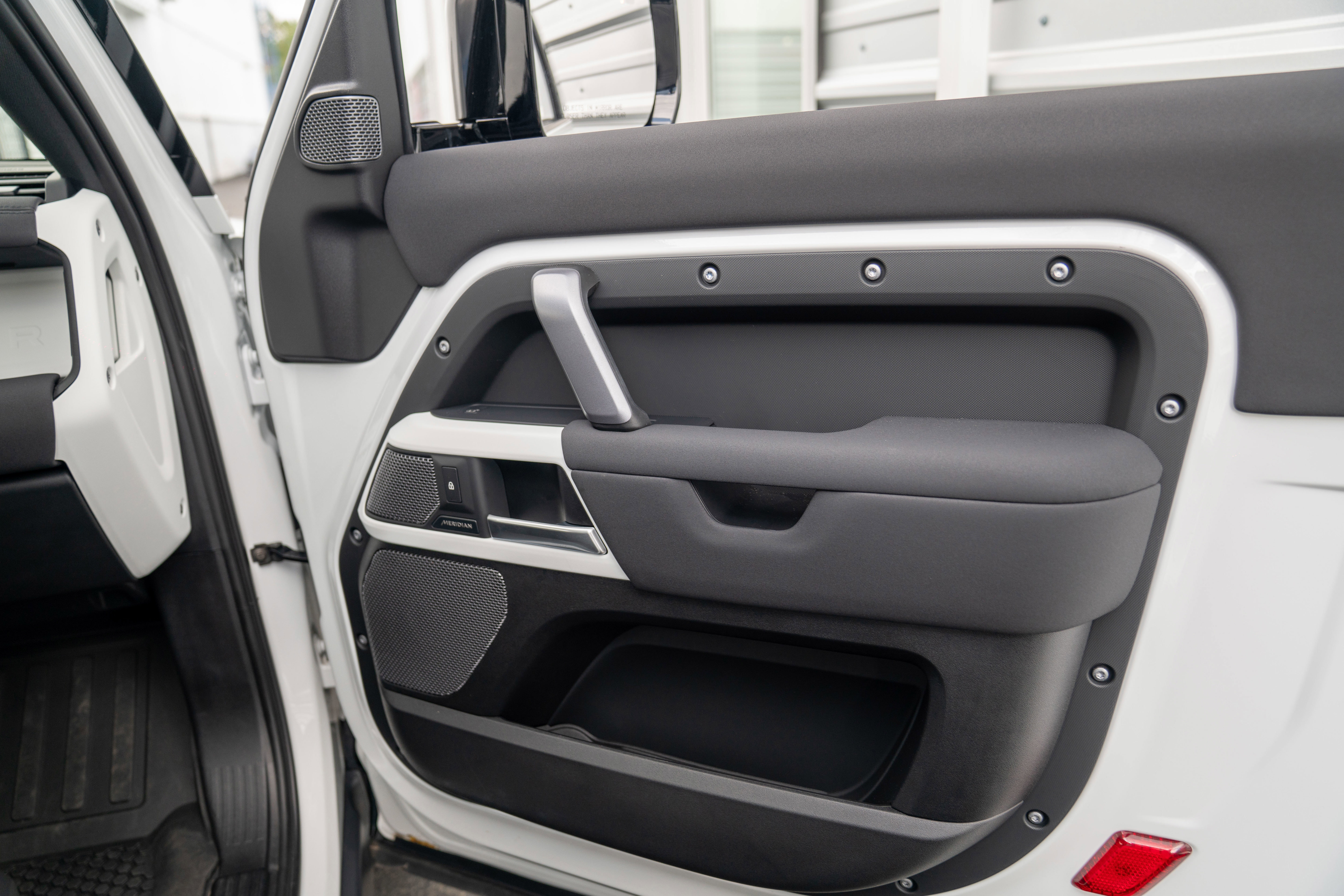 Used 2022 Land Rover Defender 90 X-Dynamic S image 33