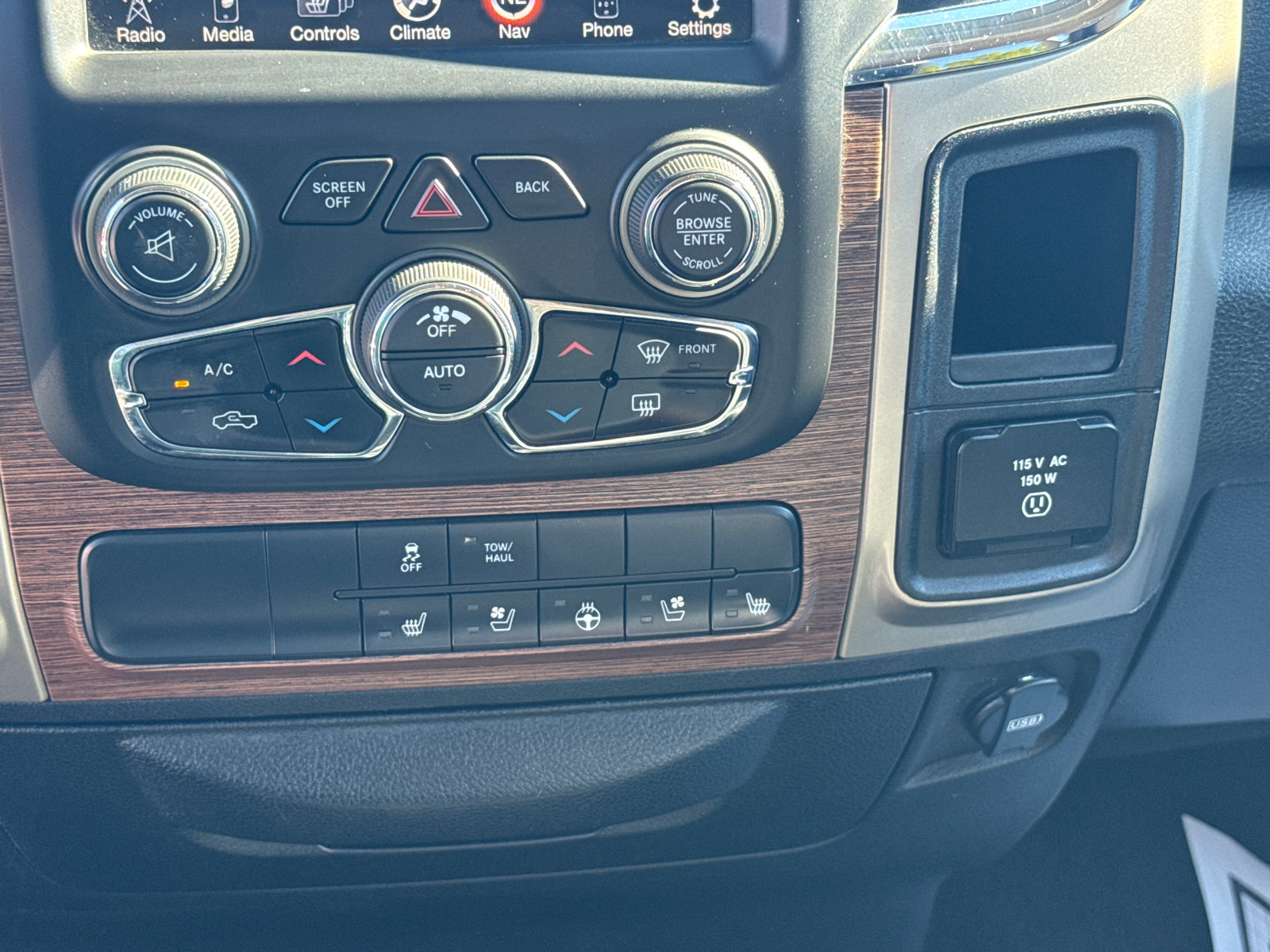 Used 2014 RAM 1500 Laramie w/ Convenience Group AWD/4WD image 13