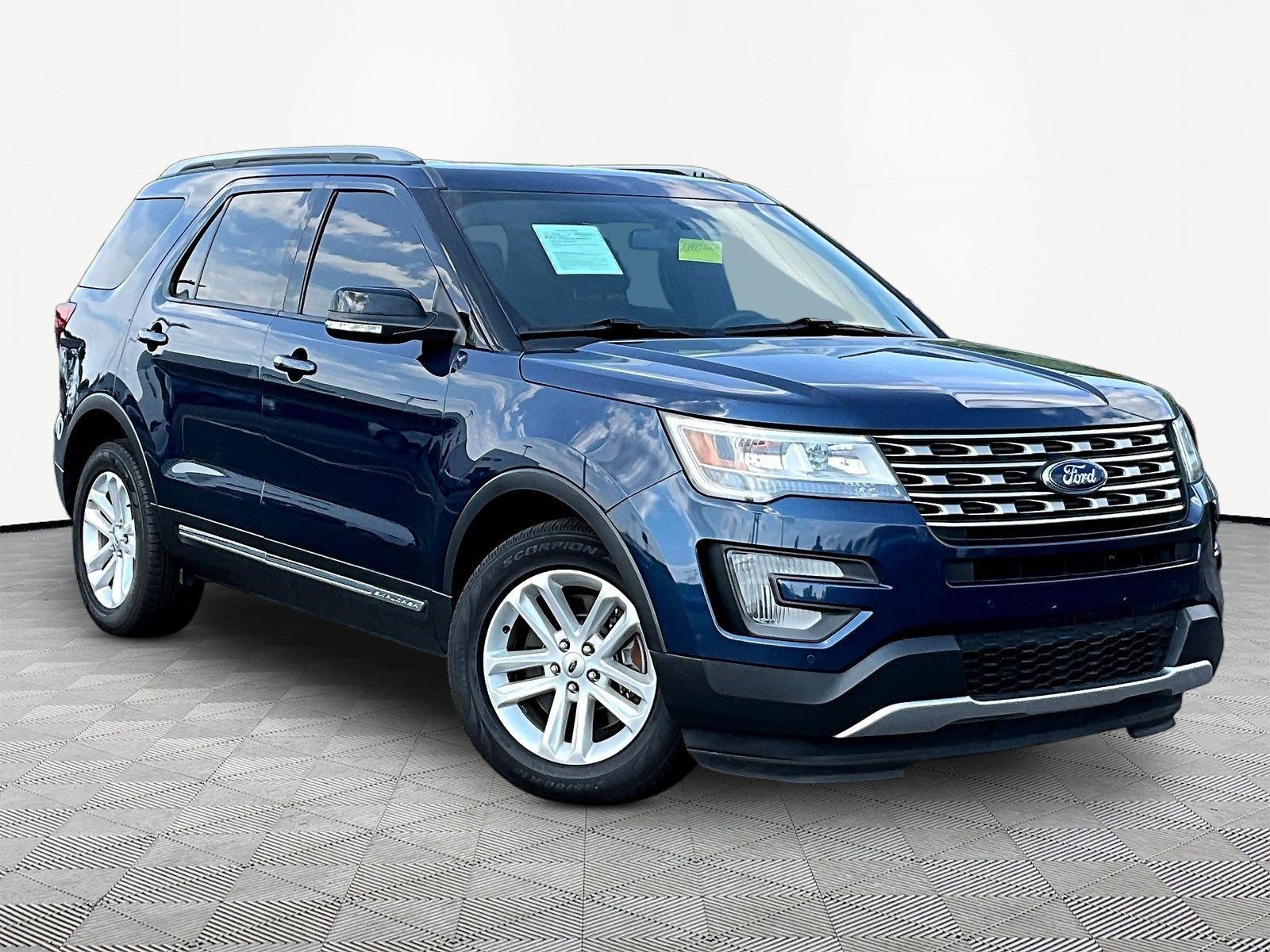 Used 2017 Ford Explorer XLT w/ Equipment Group 201A FWD image 3