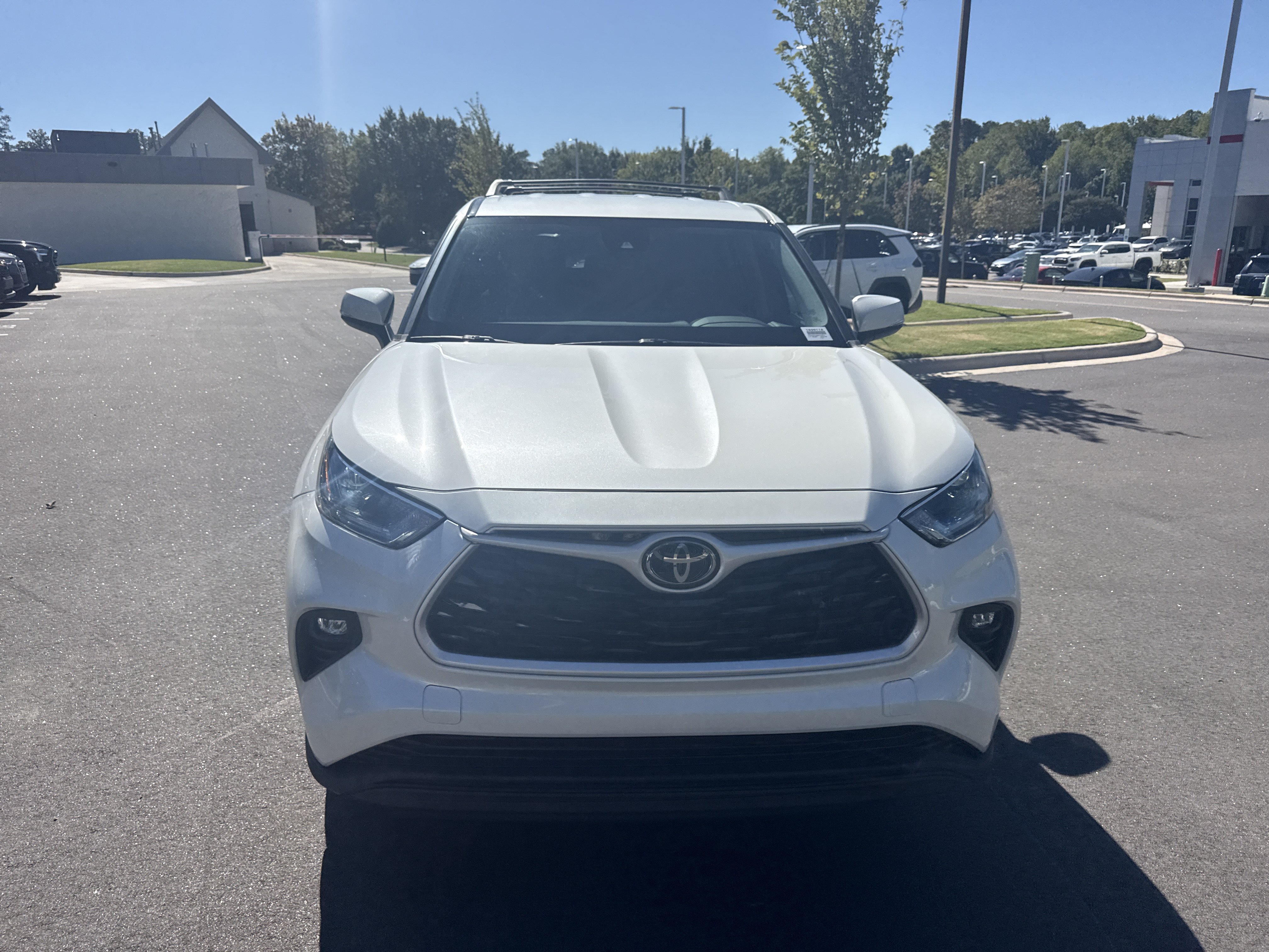 Used 2021 Toyota Highlander LE FWD image 3