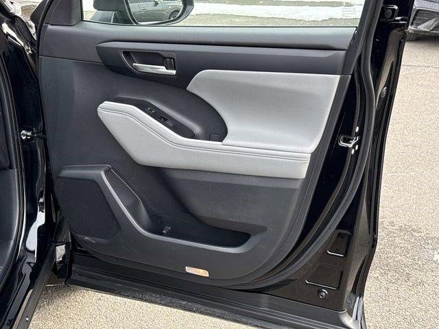 Used 2026 Toyota Highlander XLE image 8