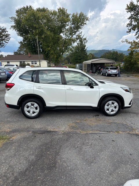 Used 2022 Subaru Forester 2.5i AWD/4WD image 4
