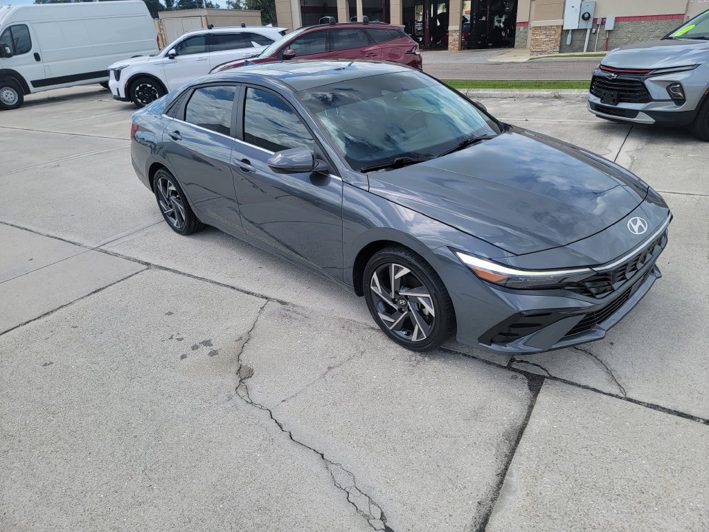 Used 2025 Hyundai Elantra Limited FWD image 7