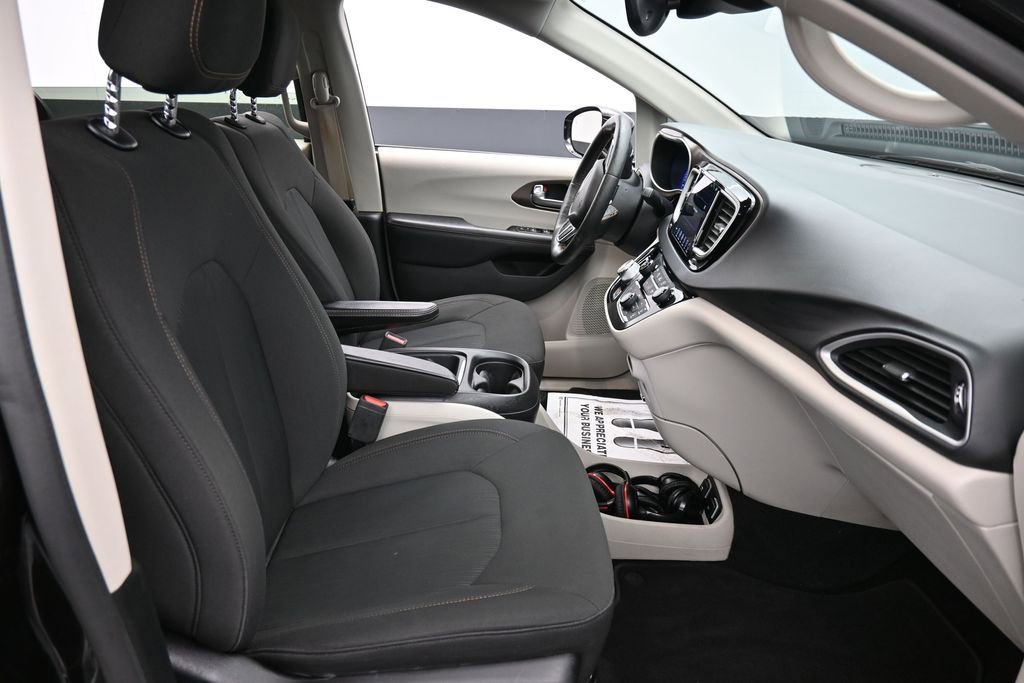 Used 2019 Chrysler Pacifica Touring Plus w/ Advanced Safetytec Group FWD image 17