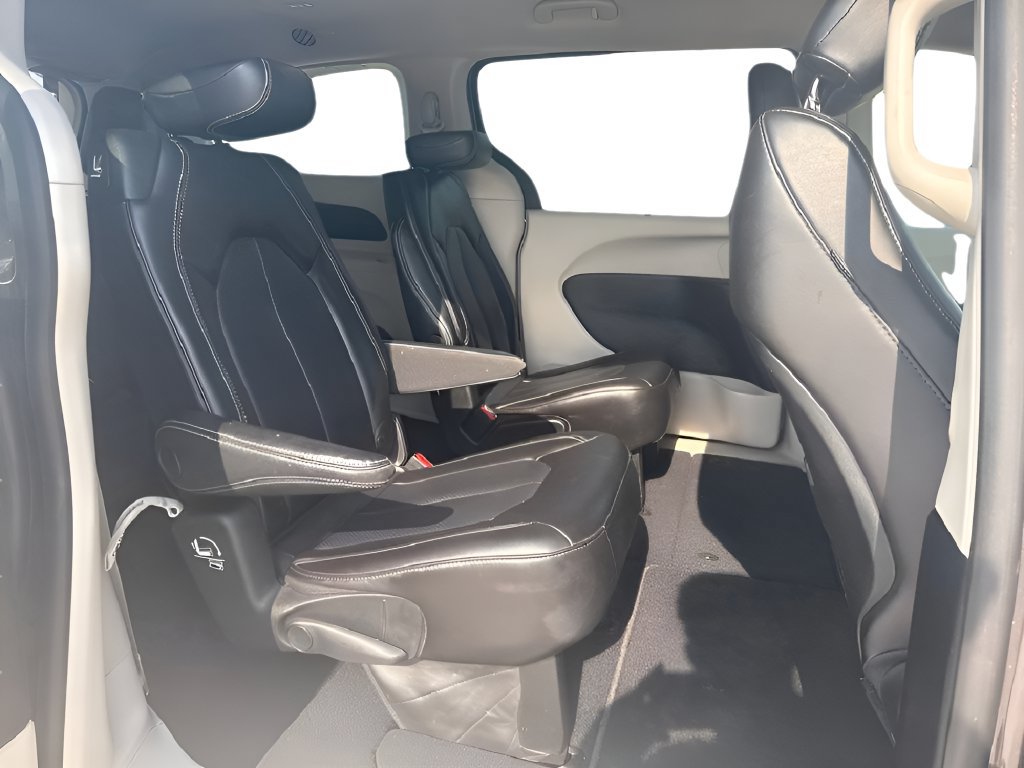 Used 2023 Chrysler Pacifica Touring-L FWD image 22