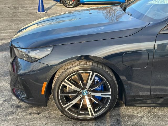Used 2025 BMW 550e xDrive w/ Premium Package image 16