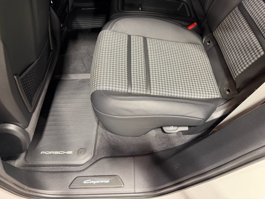 Used 2025 Porsche Cayenne Turbo AWD/4WD image 32