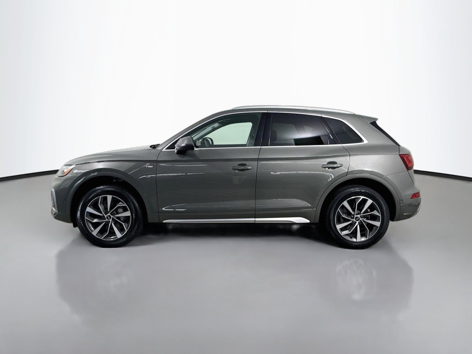 Certified 2024 Audi Q5 2.0T Prestige AWD/4WD image 2