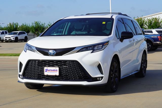 Used 2023 Toyota Sienna XSE FWD image 3