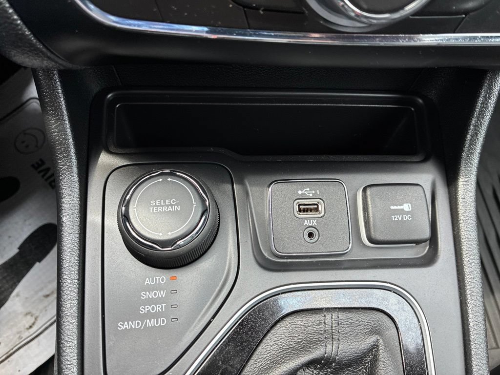 Used 2023 Jeep Cherokee Altitude Lux w/ Mopar Interior Package AWD/4WD image 32
