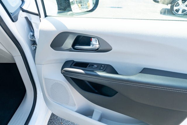 Used 2024 Chrysler Pacifica Touring-L FWD image 46