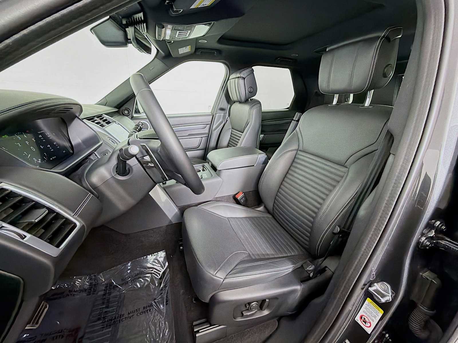 Used 2025 Land Rover Discovery Metropolitan Edition image 11