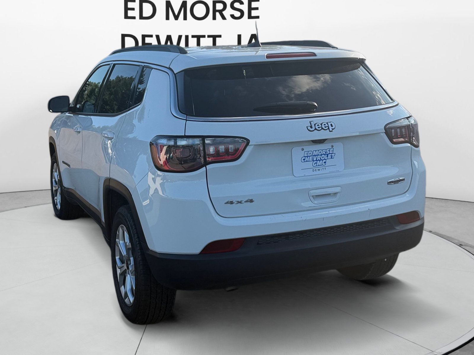 Used 2025 Jeep Compass Latitude w/ Sun & Sound Group AWD/4WD image 3