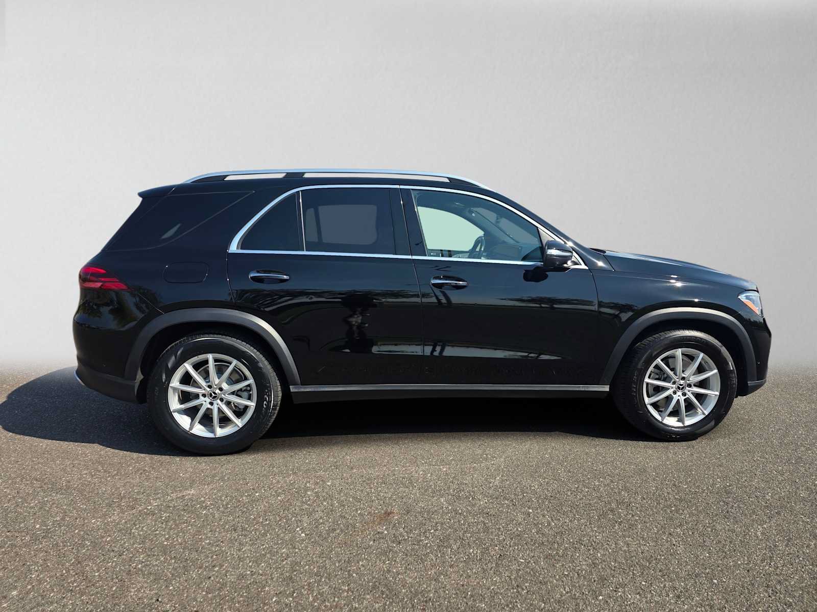 Used 2025 Mercedes-Benz GLE 350 4MATIC w/ Driver Assistance Package image 2