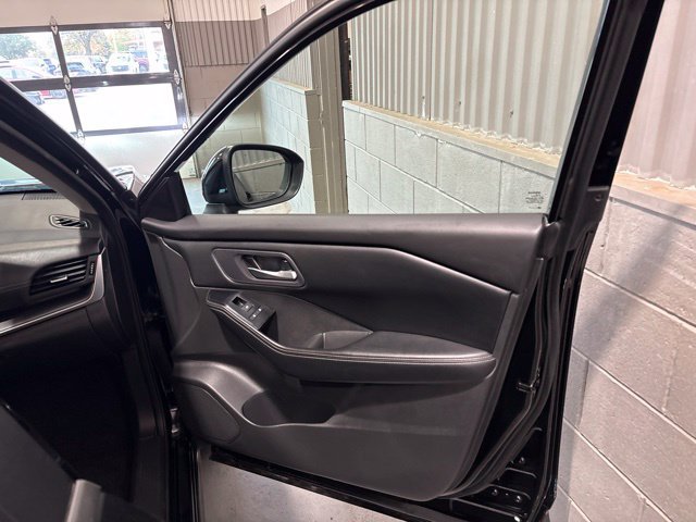 Used 2024 Nissan Rogue SV AWD/4WD image 17