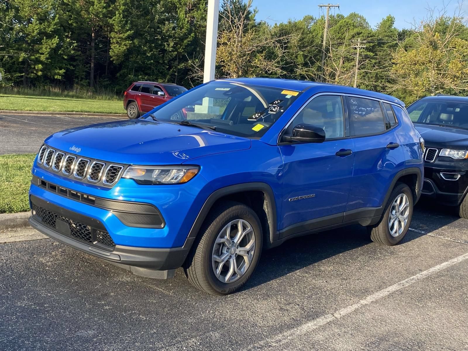Used 2024 Jeep Compass Sport AWD/4WD image 3