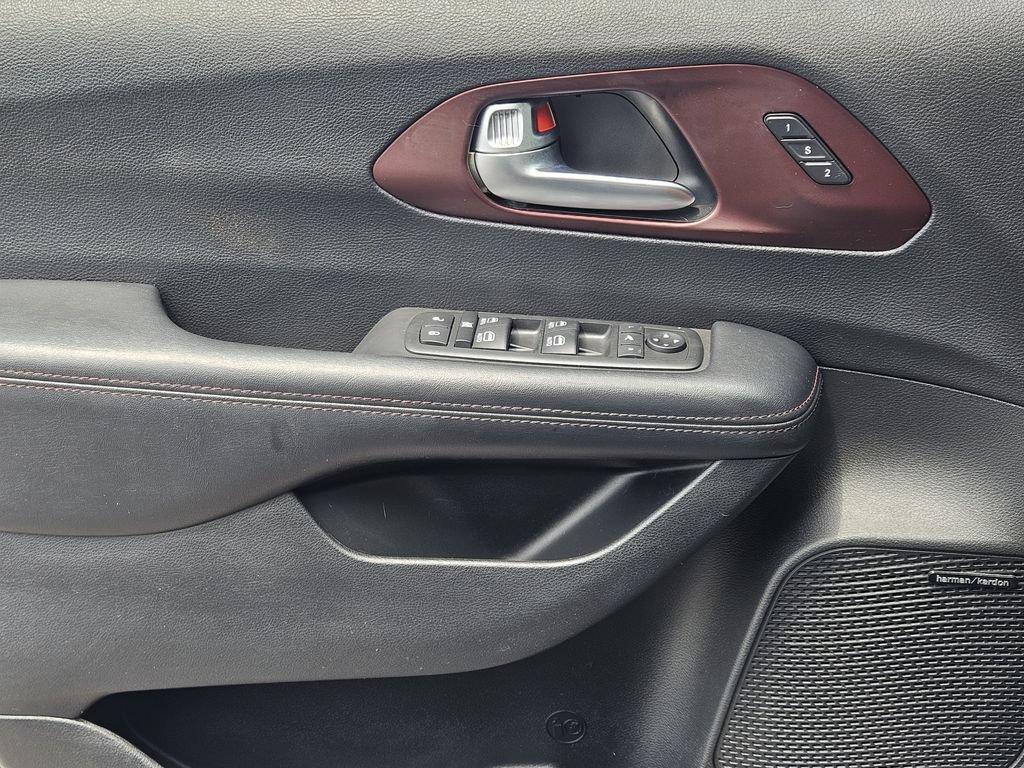 Used 2020 Chrysler Pacifica Limited FWD image 18