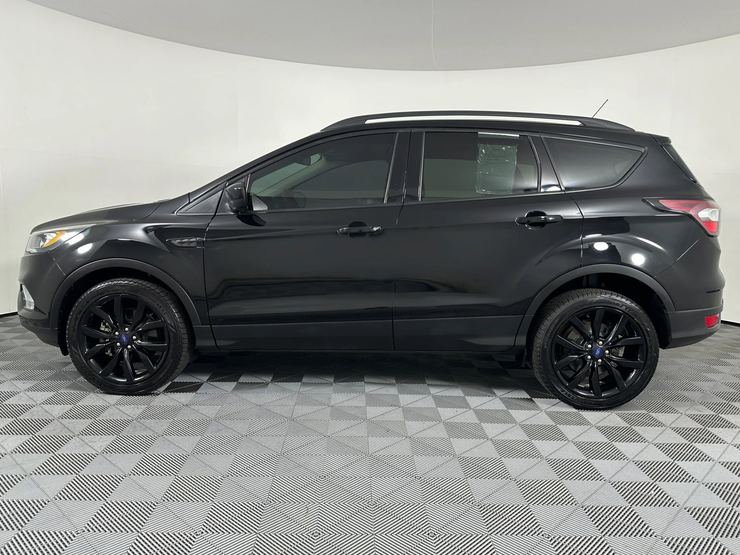 Used 2018 Ford Escape SE w/ Ford Safe & Smart Package AWD/4WD image 13