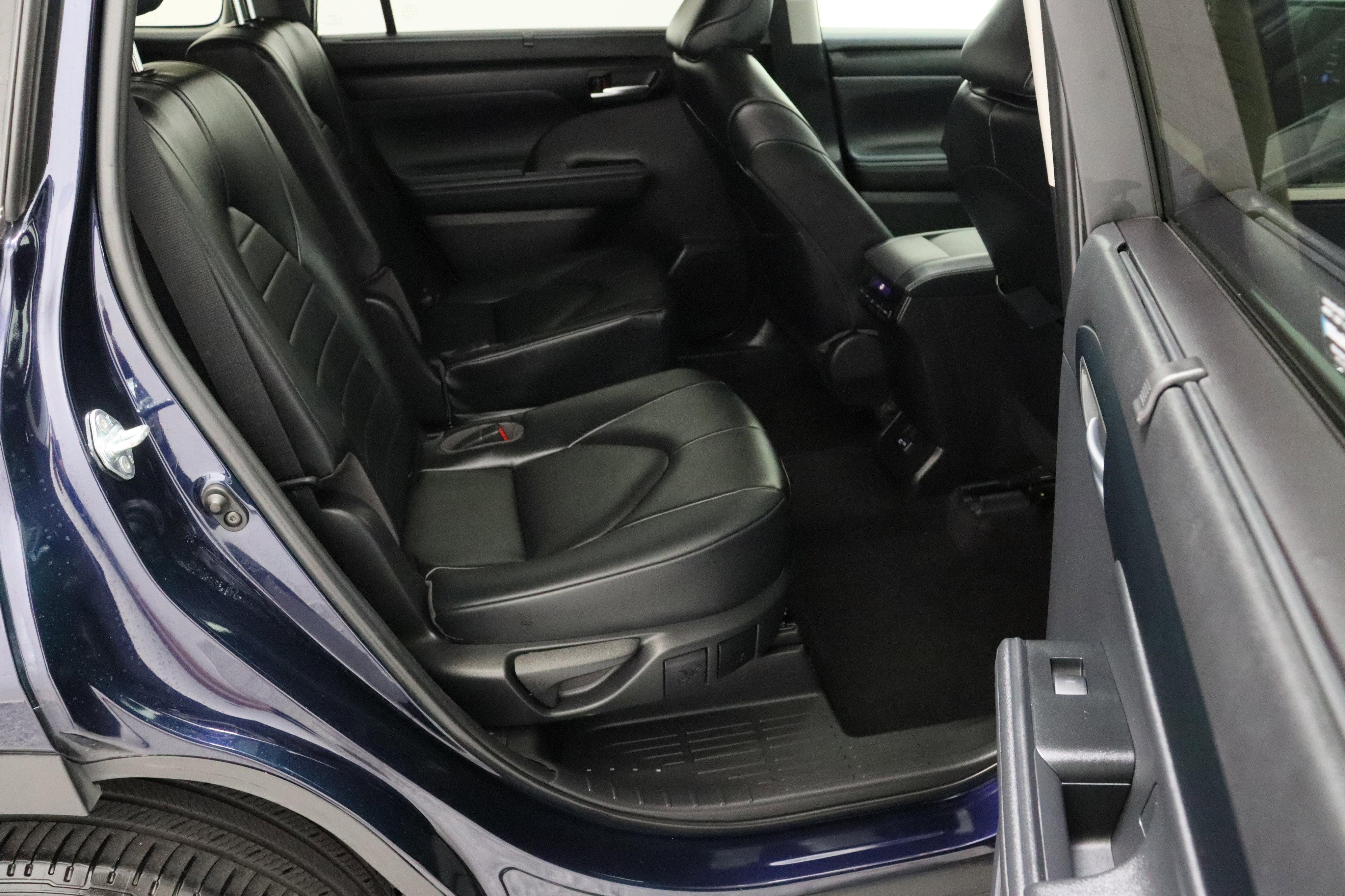 Used 2023 Toyota Highlander XLE image 38