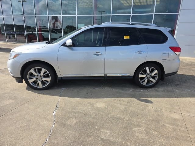 Used 2015 Nissan Pathfinder Platinum w/ Cargo Package FWD image 2