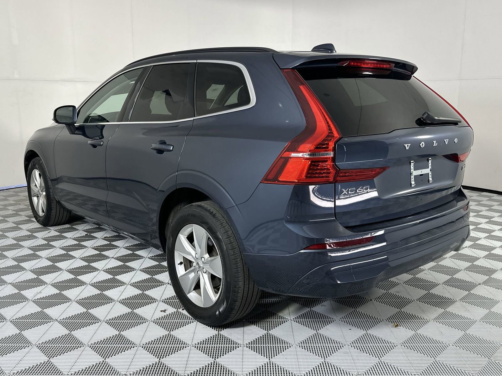 Used 2022 Volvo XC60 B5 Momentum AWD/4WD image 6