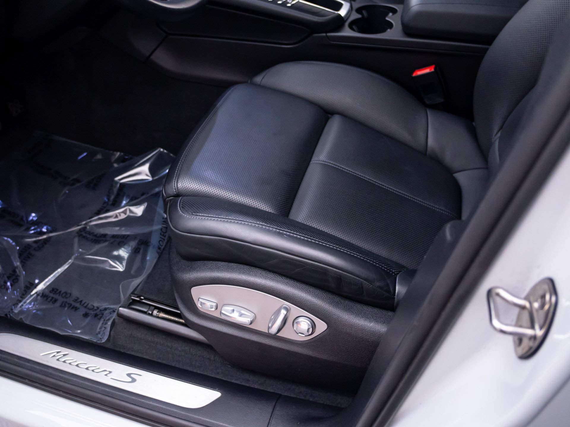 Certified 2021 Porsche Macan S AWD/4WD image 17