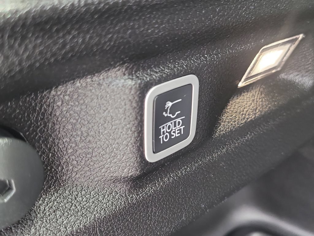Used 2024 Jeep Grand Cherokee L Altitude AWD/4WD image 11