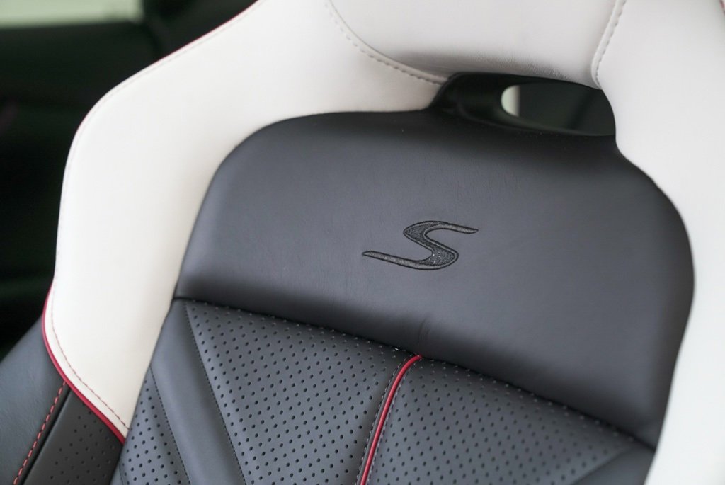 New 2026 Aston Martin DBX S image 8