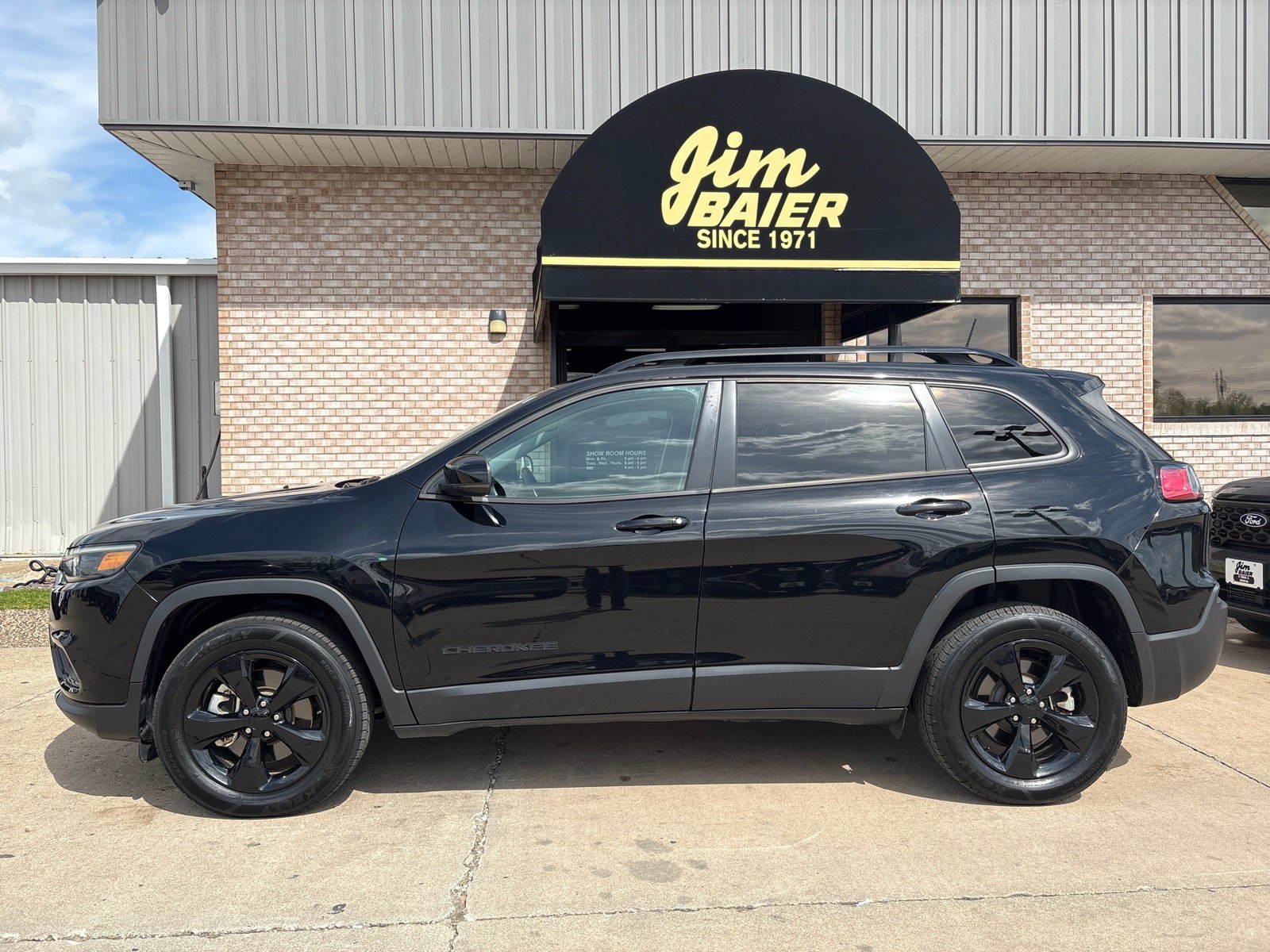 Used 2021 Jeep Cherokee Latitude Plus AWD/4WD image 2