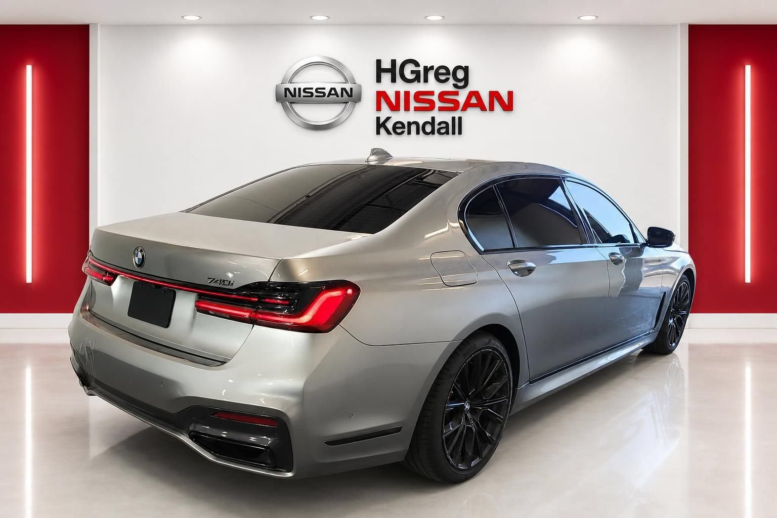 Used 2021 BMW 740i w/ M Sport Package RWD image 3