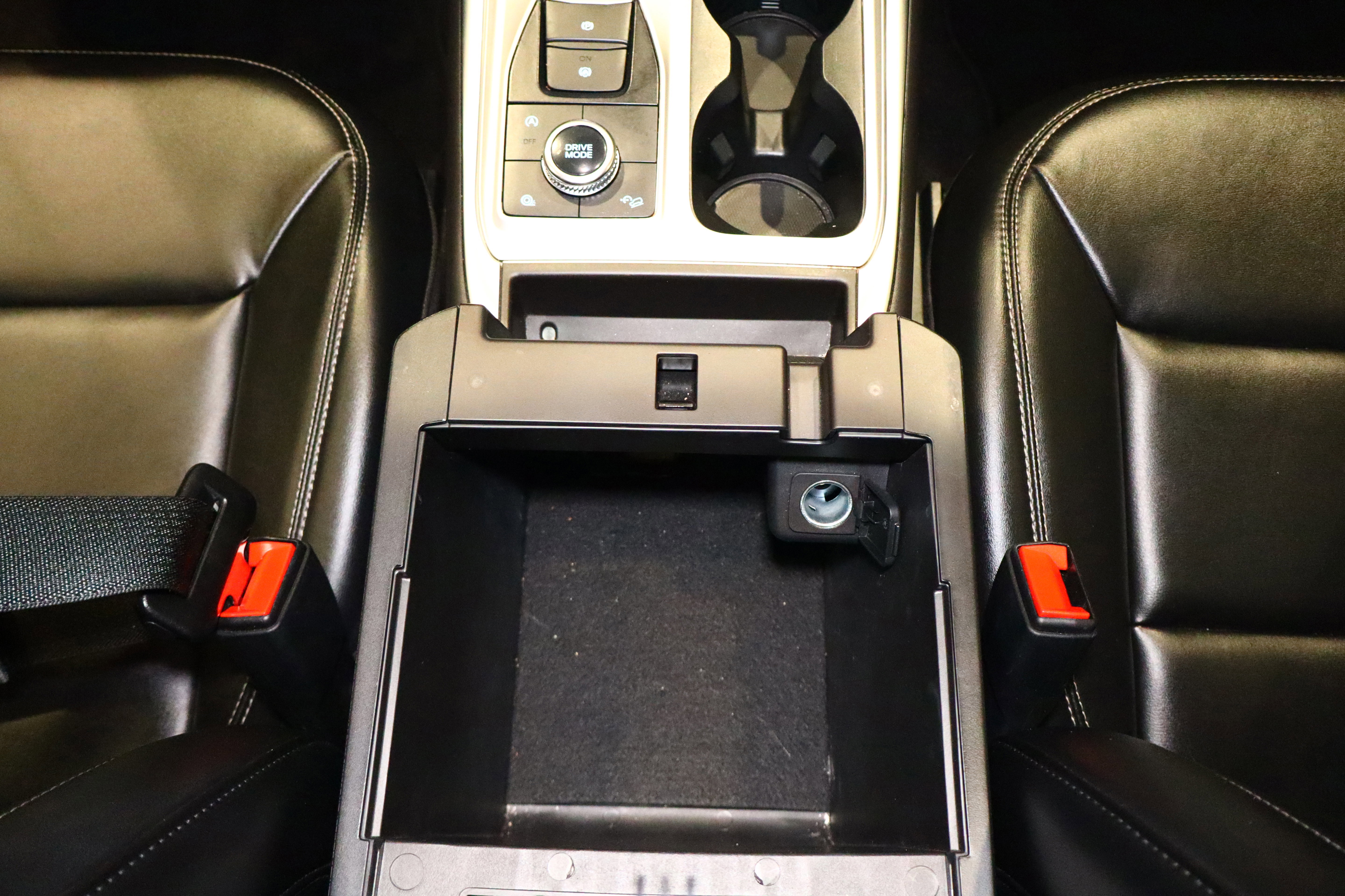 Used 2024 Ford Explorer XLT w/ Equipment Group 202A image 30