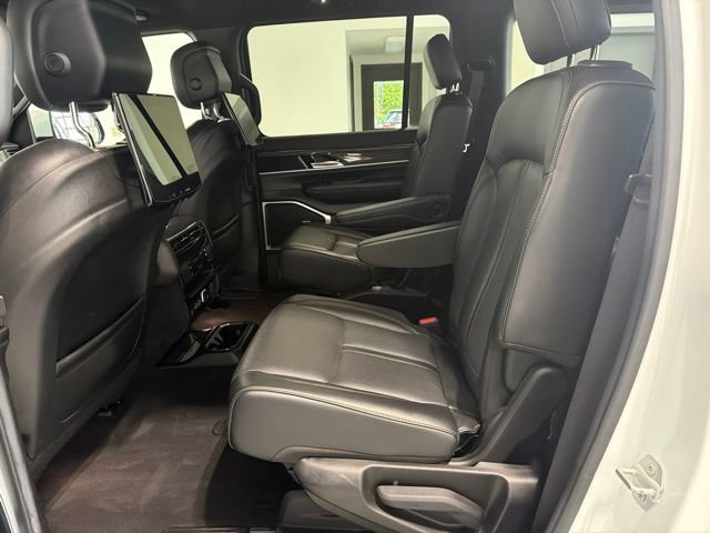 Used 2022 Jeep Wagoneer Series III AWD/4WD image 26