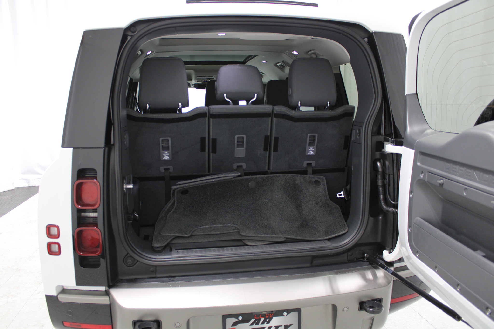 Used 2024 Land Rover Defender 130 X-Dynamic SE AWD/4WD image 20