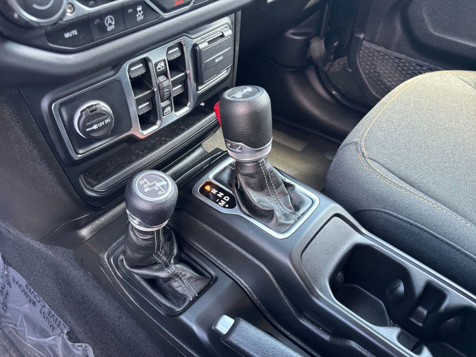 Used 2025 Jeep Wrangler Unlimited Sahara AWD/4WD image 41