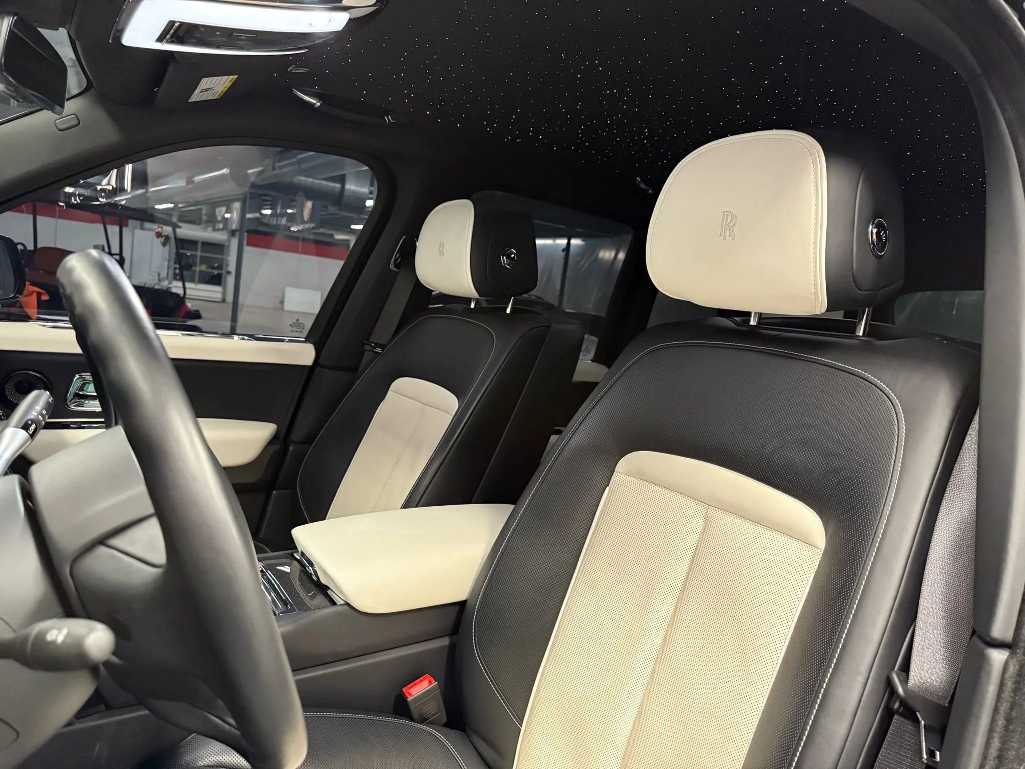 Used 2022 Rolls-Royce Cullinan Black Badge w/ Dark Exterior Package image 34