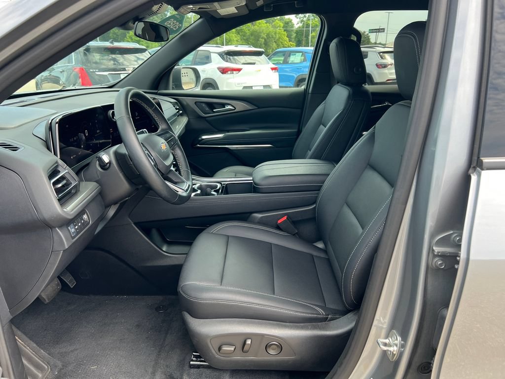 Used 2026 Chevrolet Traverse LT AWD/4WD image 4
