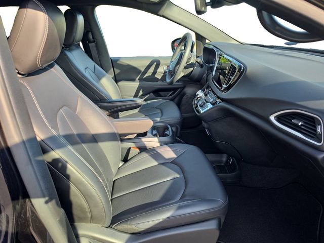 Used 2025 Chrysler Pacifica Select FWD image 17