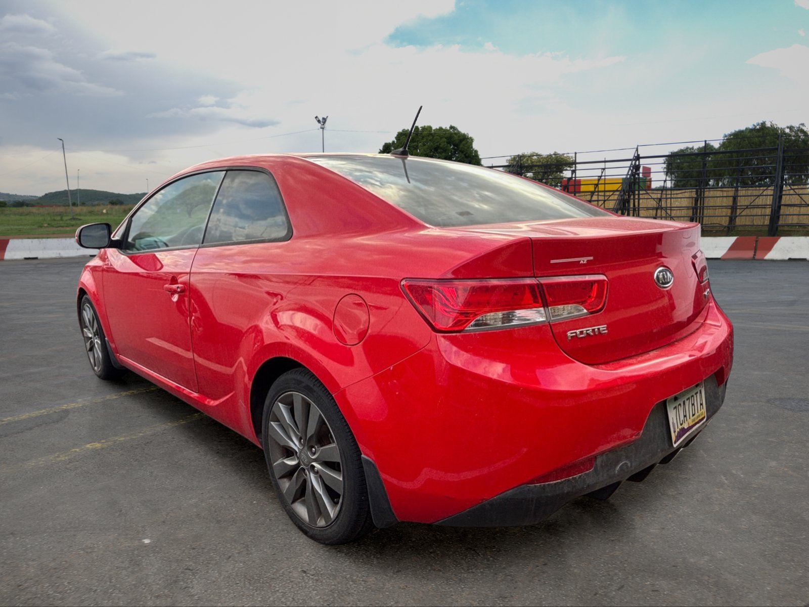 Used 2011 Kia Forte Koup SX w/ Leather Pkg FWD image 4