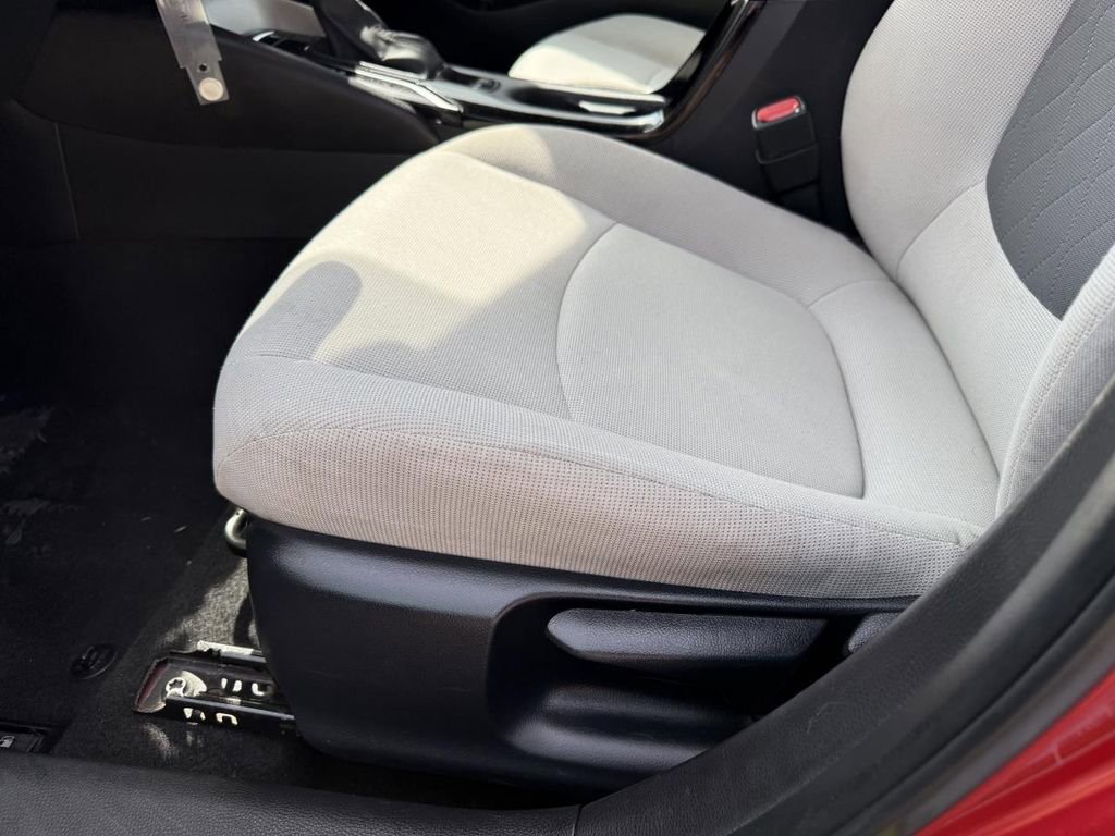 Used 2021 Toyota Corolla LE image 12