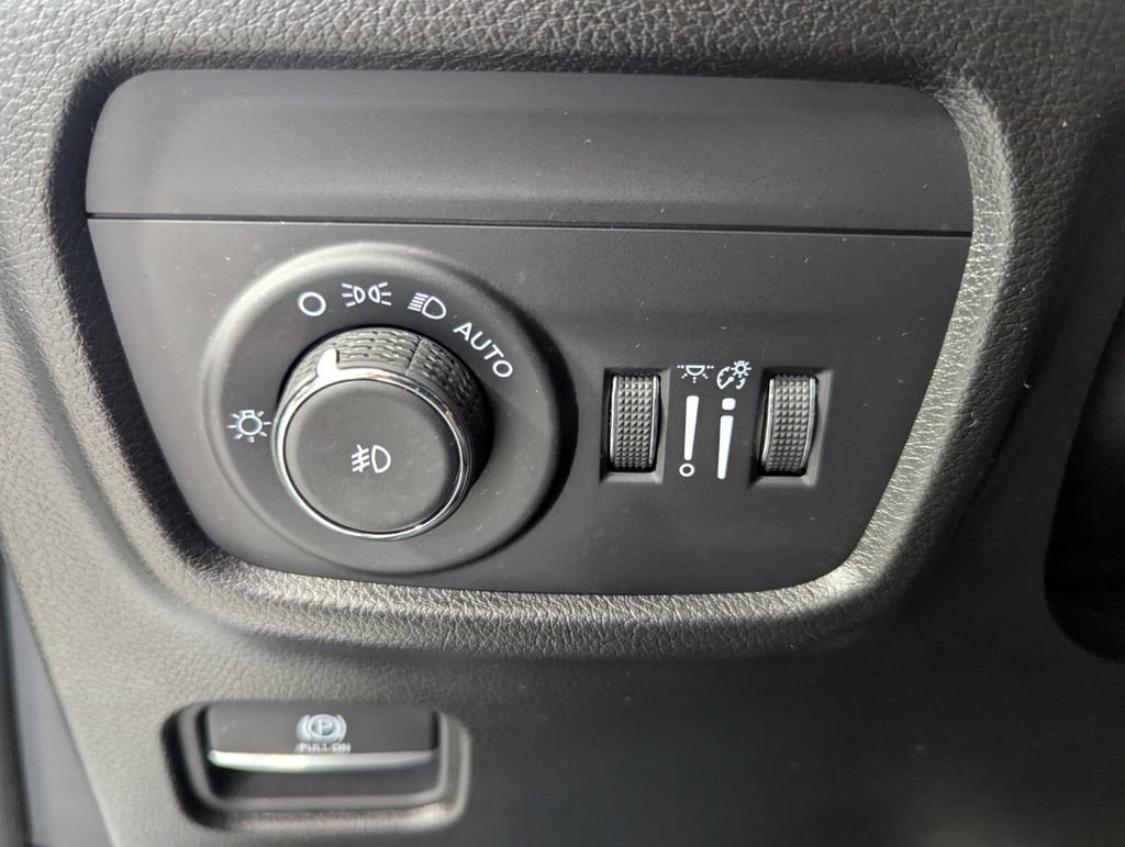 Used 2025 Jeep Grand Cherokee L Overland w/ Luxury Tech Group IV AWD/4WD image 14