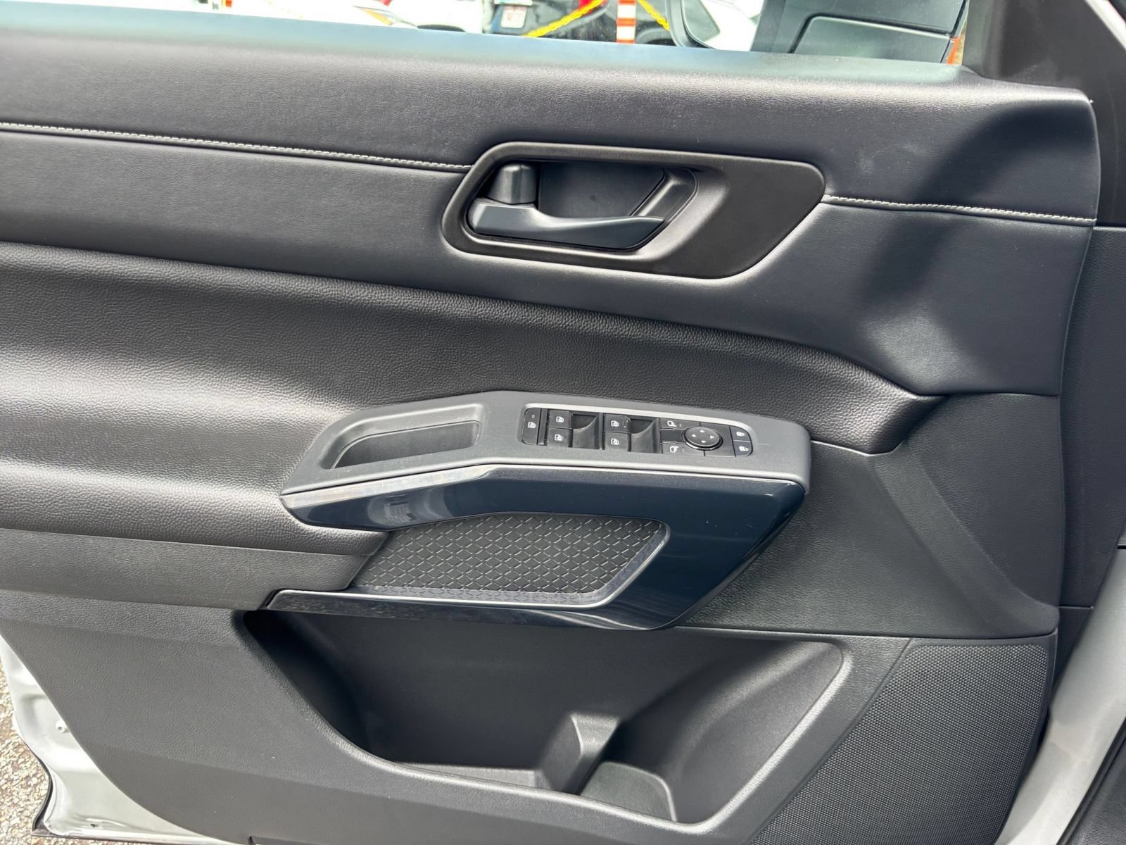 Used 2025 Nissan Pathfinder SV FWD image 18