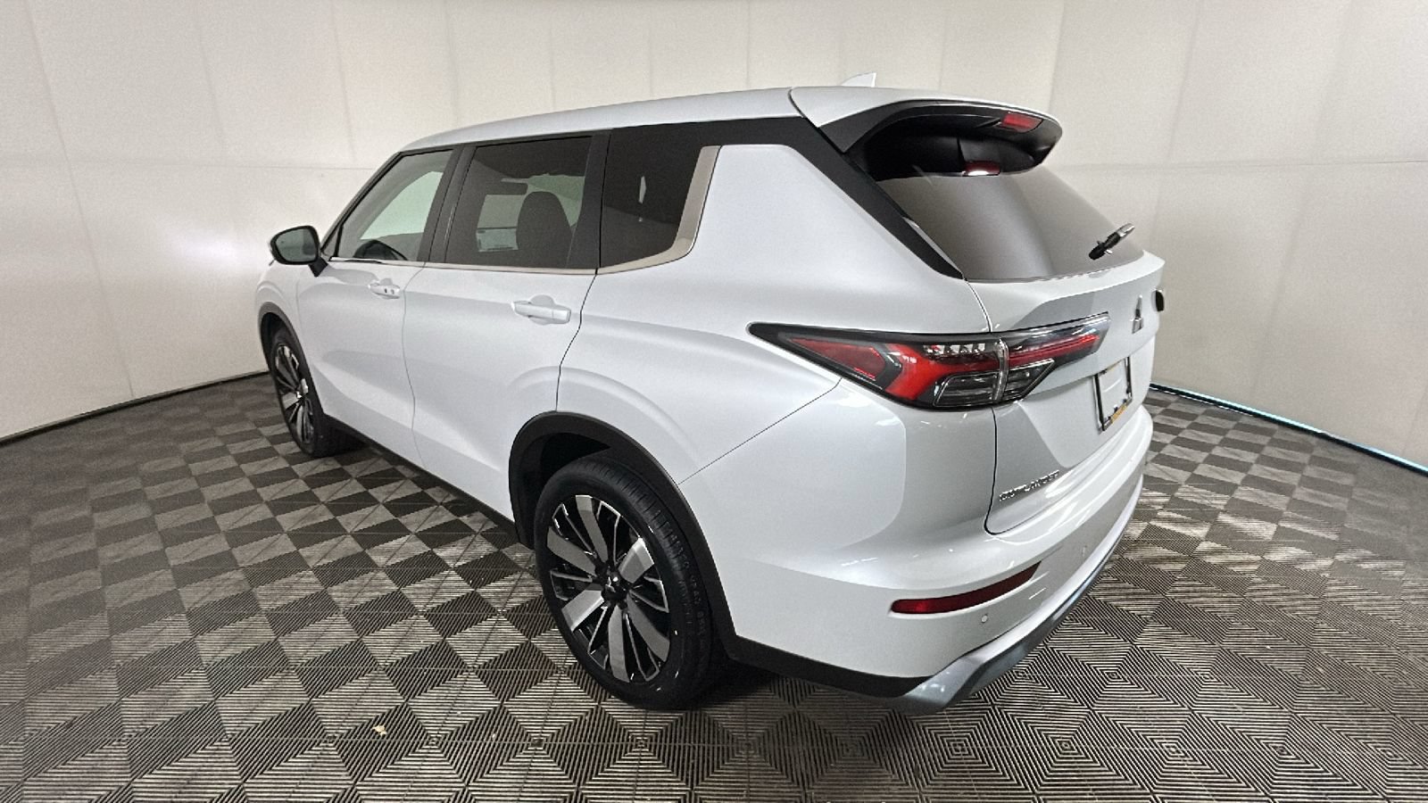 Used 2025 Mitsubishi Outlander SE AWD/4WD image 4