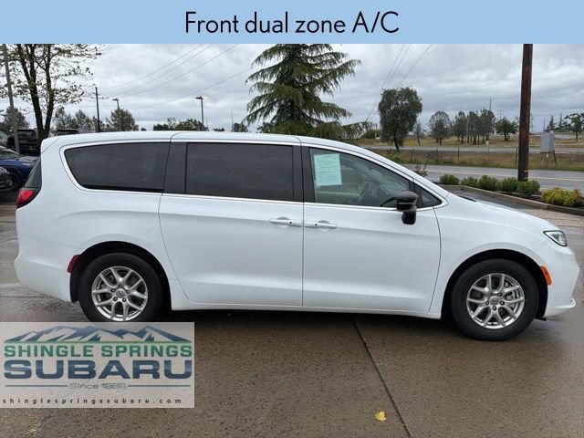 Used 2024 Chrysler Pacifica Touring-L FWD image 3